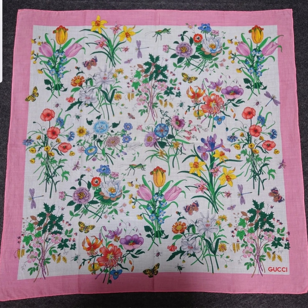 Gucci silk scarf, floral motif with pink border, signed: "Gucci." - Picture 6 of 6
